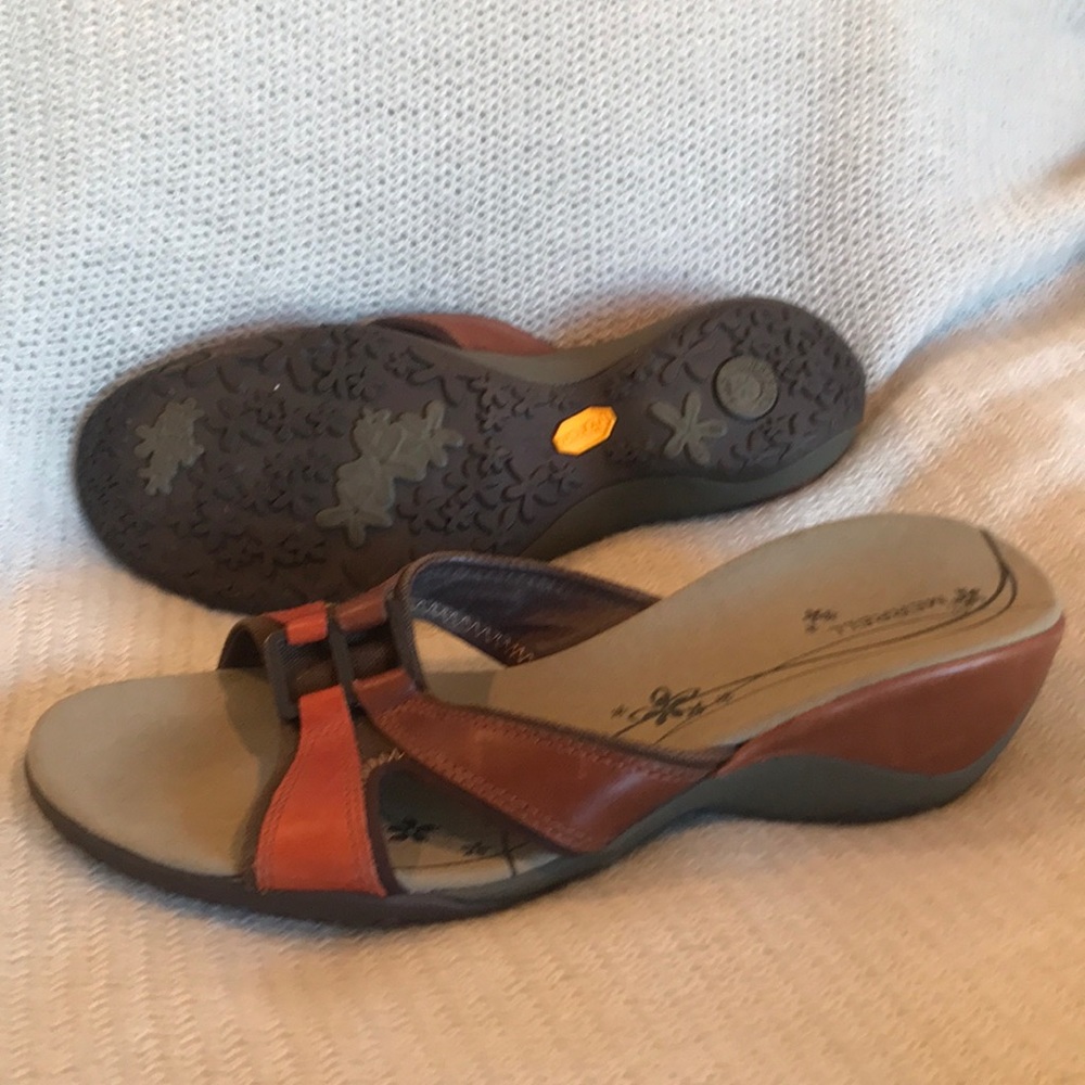 NWOT Merrell Slides, Dewberry Brown, Size 9 - Picture 3 of 4